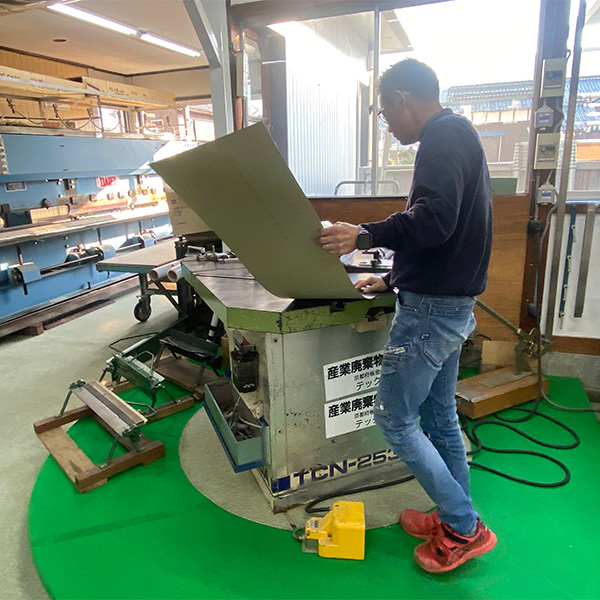 機械で素材を加工