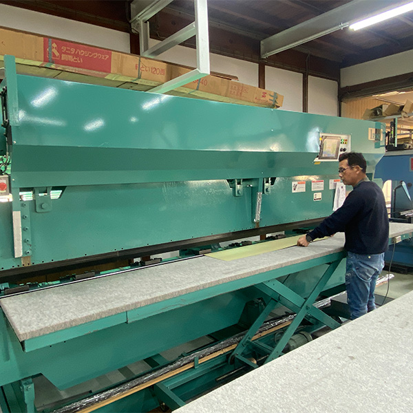 機械の前で作業する職人