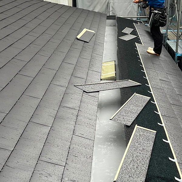 工事中の屋根の写真