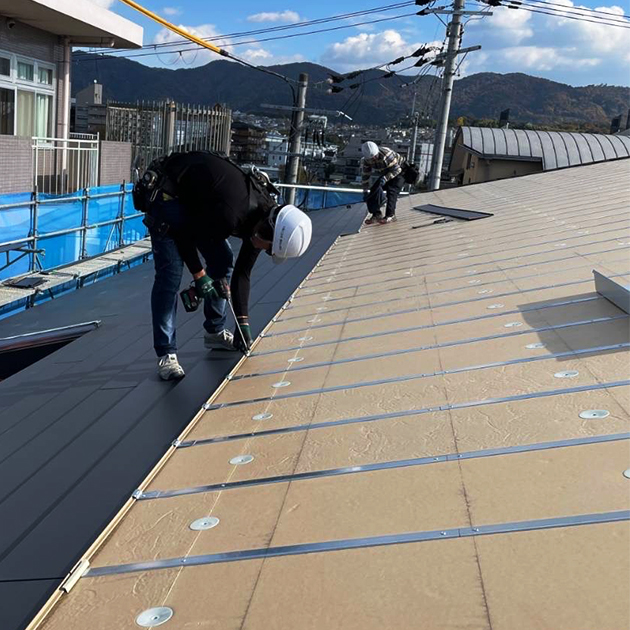 屋根工事をしている職人